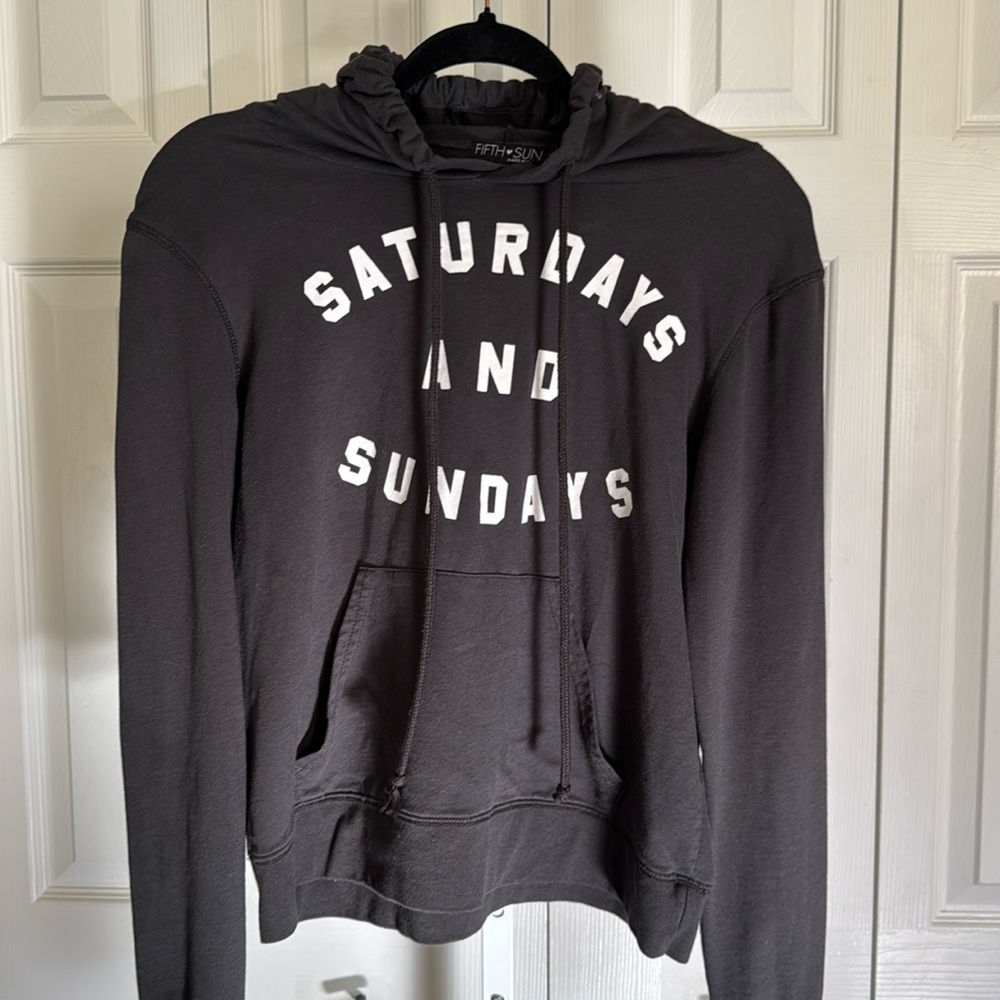 EUC BLACK SWEATSHIRT SIZE MEDIUM - Picture 1 of 3